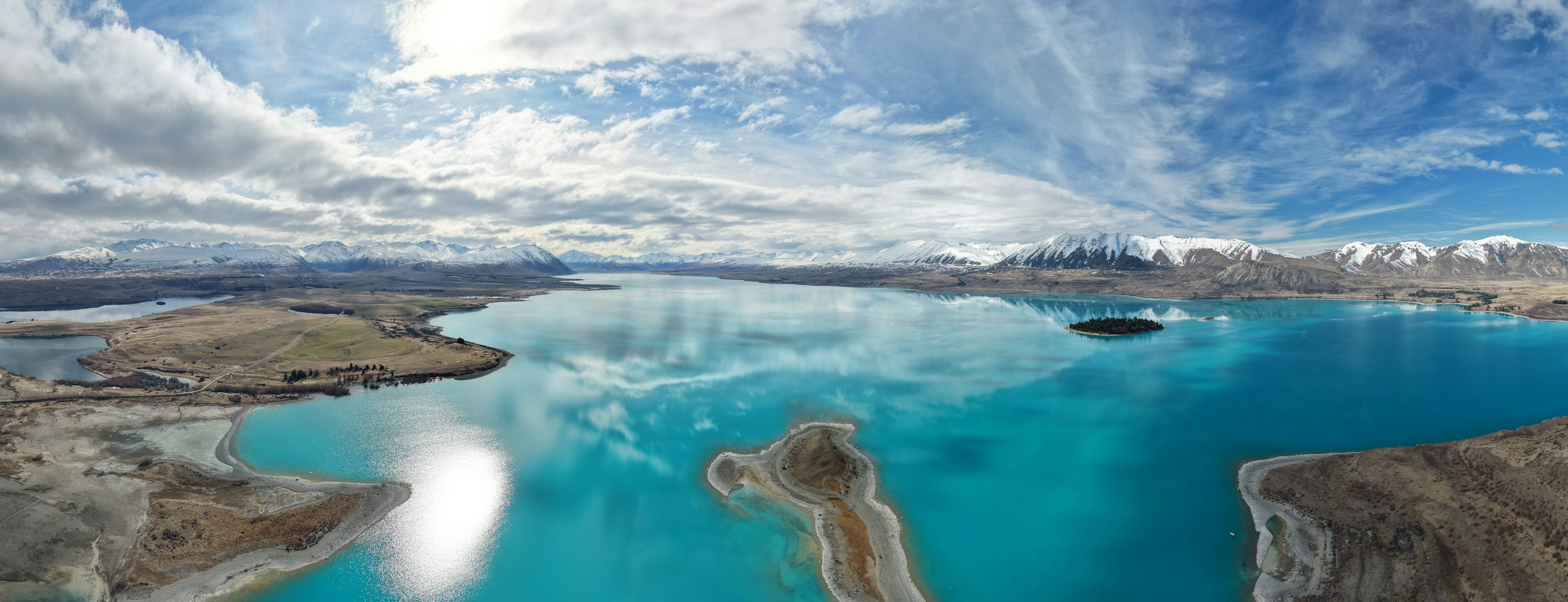 Yeni Zelanda'daki Lake Tekapo ve çevresindeki Güney Alpleri